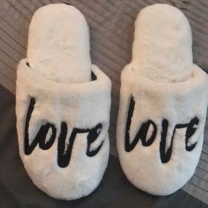 Victoria’s Secret faux fur slippers MEDIUM new